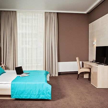Hotel Versailles Lutsʼk Exteriör bild