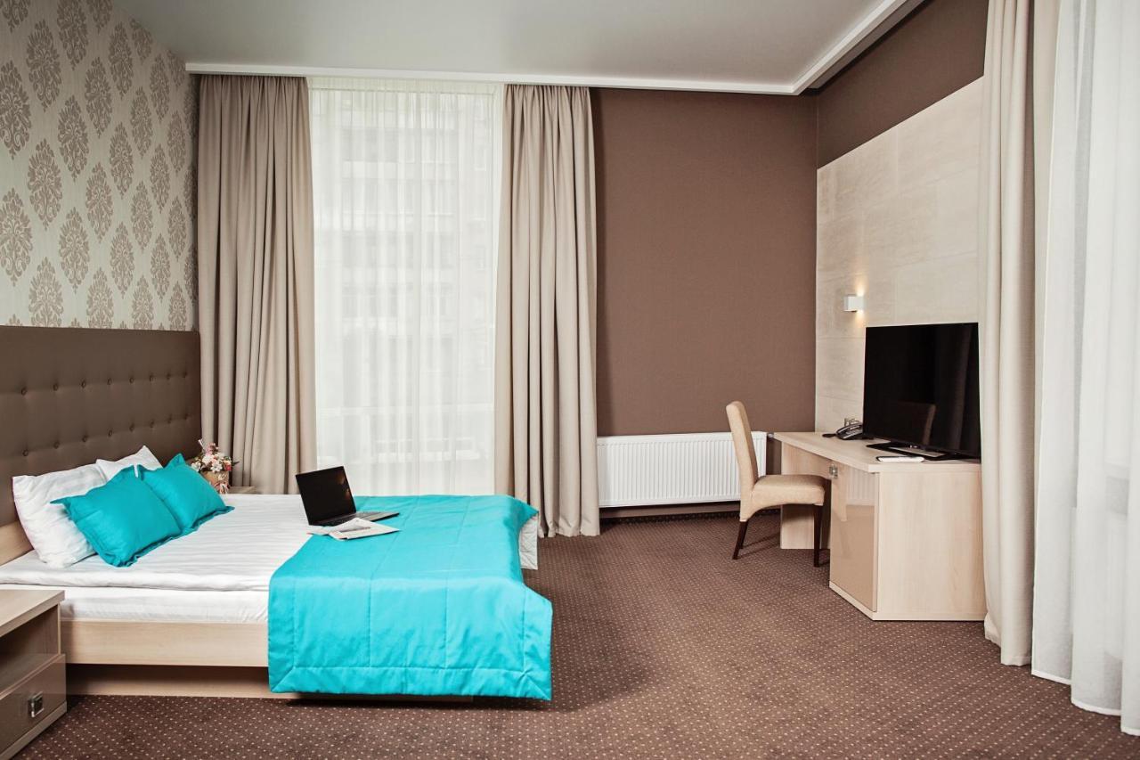 Hotel Versailles Lutsʼk Exteriör bild
