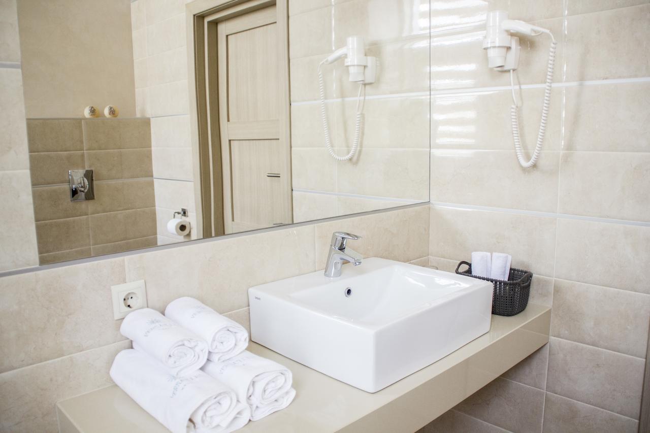 Hotel Versailles Lutsʼk Rum bild