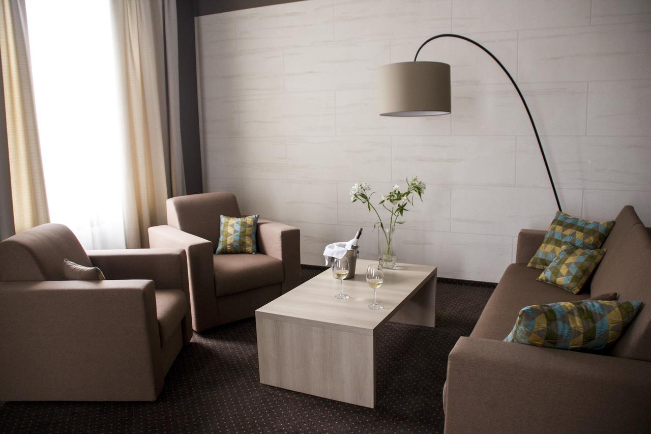 Hotel Versailles Lutsʼk Rum bild