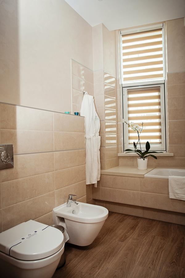 Hotel Versailles Lutsʼk Exteriör bild