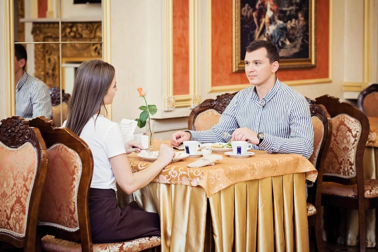 Hotel Versailles Lutsʼk Exteriör bild